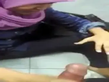 Ukhti Hijab Pink Cantik Isap Batang Pria Crot poster